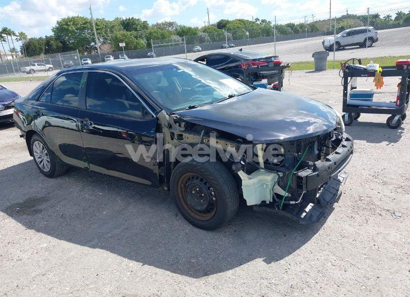 2014 Toyota Camry LE (VIN 4T1BF1FK2EU398460) main photo