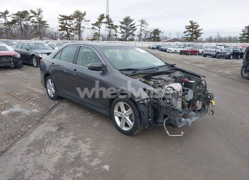 2014 Toyota Camry SE (VIN 4T1BF1FK2EU399060) main photo