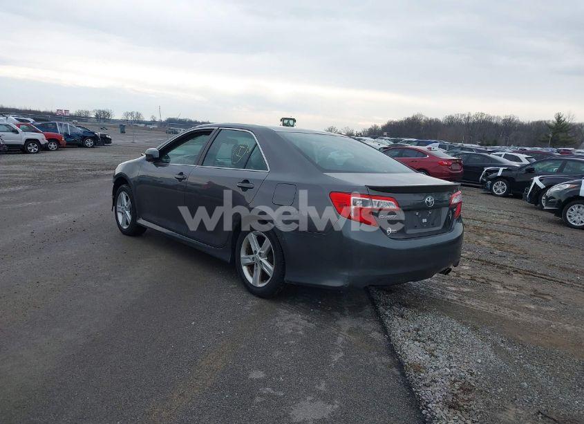 Photo 3 of 2014 Toyota Camry SE (VIN 4T1BF1FK2EU399060)
