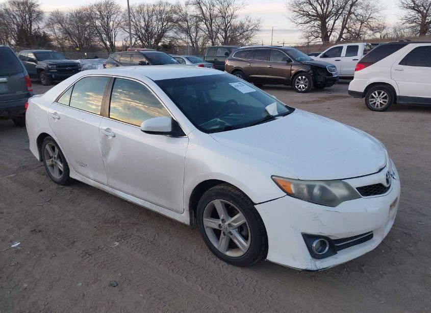 2014 Toyota Camry SE (VIN 4T1BF1FK2EU402457) main photo