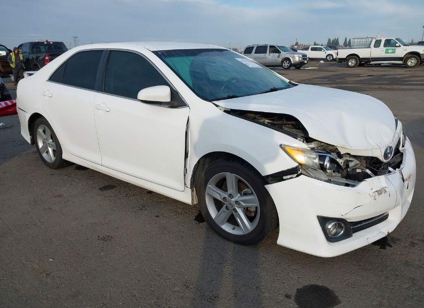 2014 Toyota Camry SE (VIN 4T1BF1FK2EU409487) main photo