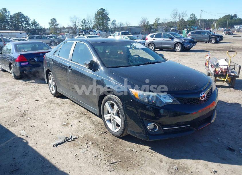 2014 Toyota Camry SE (VIN 4T1BF1FK2EU417105) main photo