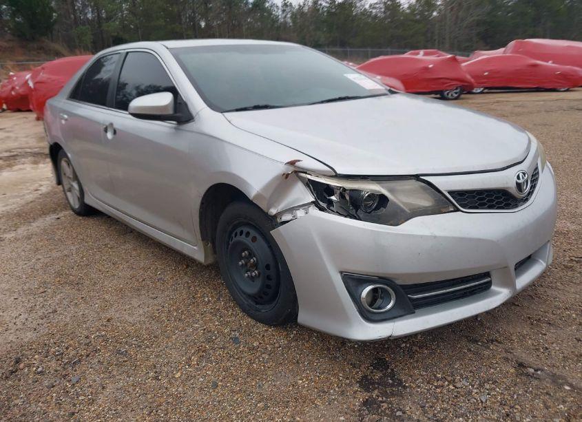 2014 Toyota Camry SE (VIN 4T1BF1FK2EU422417) main photo