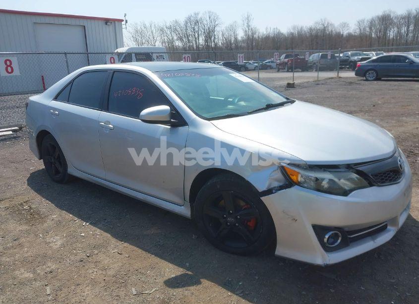 2014 Toyota Camry SE (VIN 4T1BF1FK2EU424040) main photo