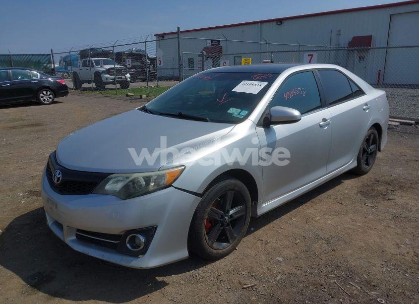 Photo 2 of 2014 Toyota Camry SE (VIN 4T1BF1FK2EU424040)