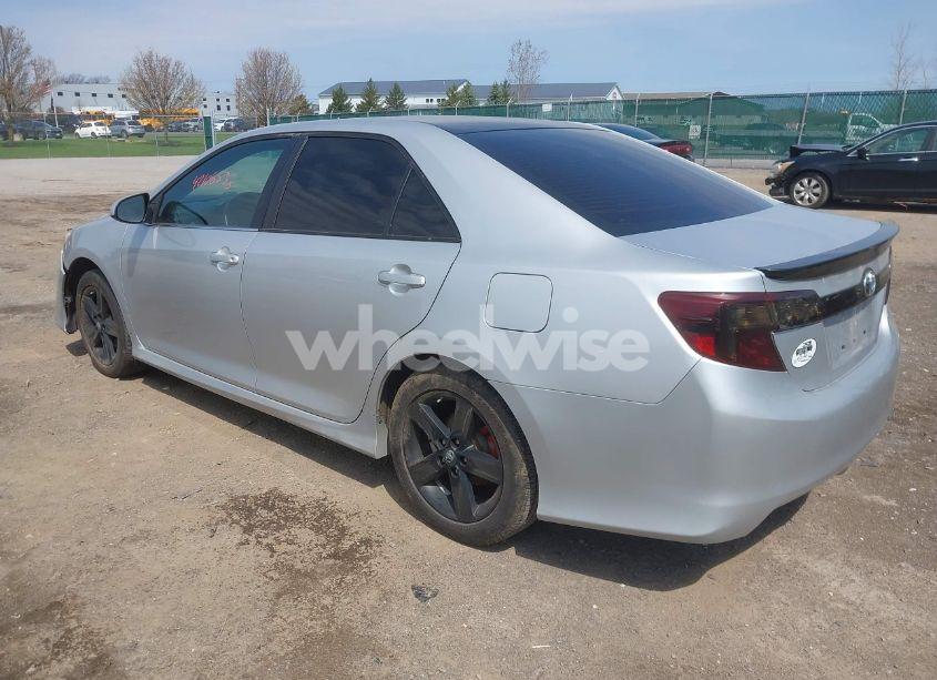 Photo 3 of 2014 Toyota Camry SE (VIN 4T1BF1FK2EU424040)