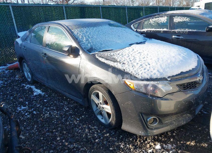 2014 Toyota Camry SE (VIN 4T1BF1FK2EU430775) main photo