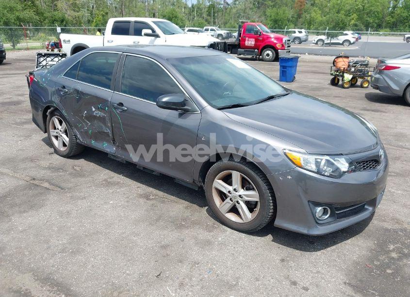 2014 Toyota Camry SE (VIN 4T1BF1FK2EU446488) main photo