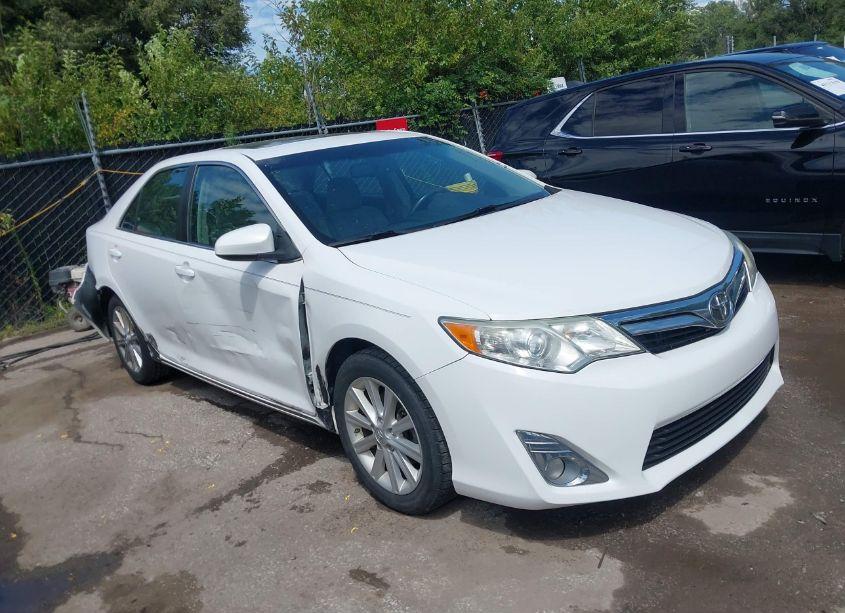 2014 Toyota Camry XLE (VIN 4T1BF1FK2EU457975) main photo