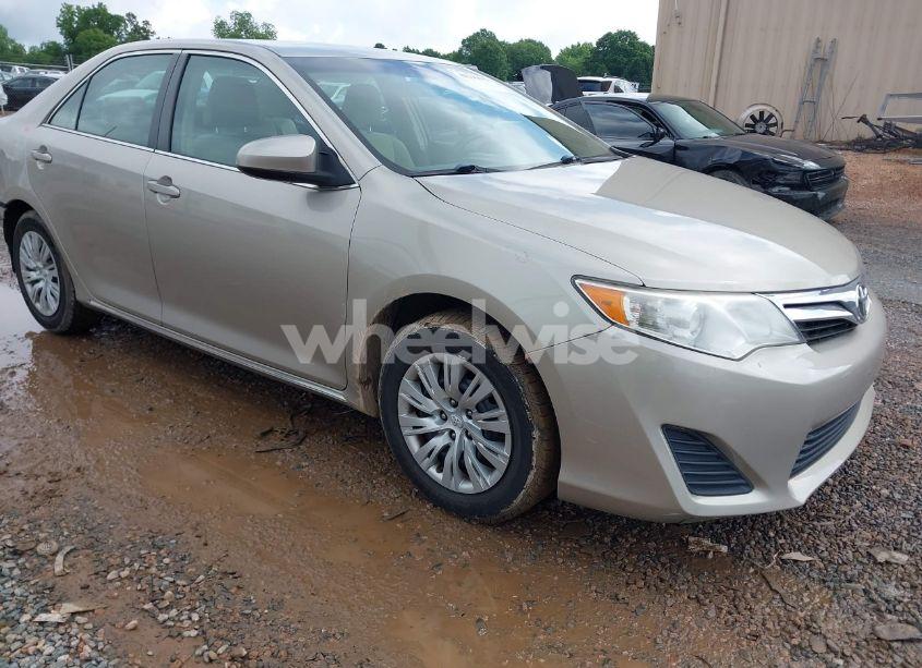 2014 Toyota Camry LE (VIN 4T1BF1FK2EU461086) main photo