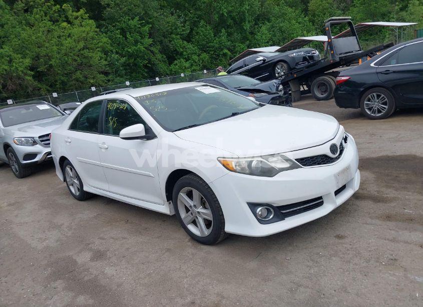 2014 Toyota Camry SE (VIN 4T1BF1FK2EU464084) main photo