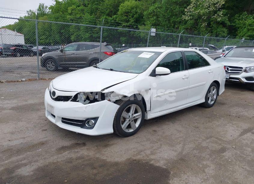 Photo 2 of 2014 Toyota Camry SE (VIN 4T1BF1FK2EU464084)