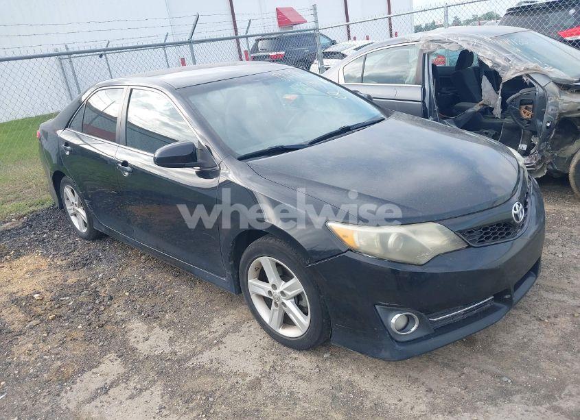2014 Toyota Camry SE (VIN 4T1BF1FK2EU728260) main photo