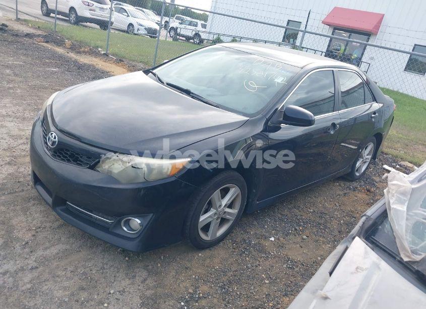 Photo 2 of 2014 Toyota Camry SE (VIN 4T1BF1FK2EU728260)