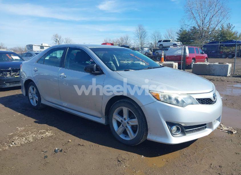 2014 Toyota Camry SE (VIN 4T1BF1FK2EU737525) main photo