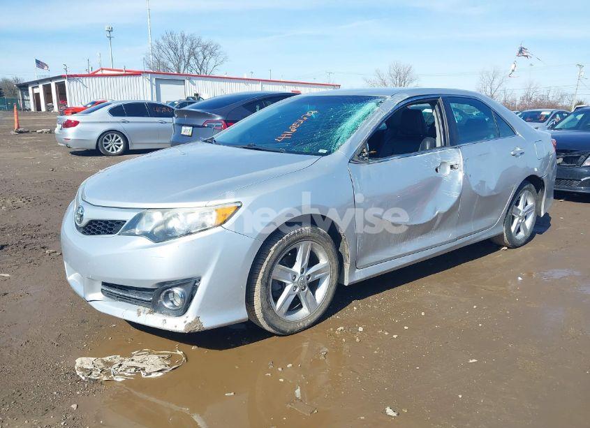 Photo 2 of 2014 Toyota Camry SE (VIN 4T1BF1FK2EU737525)