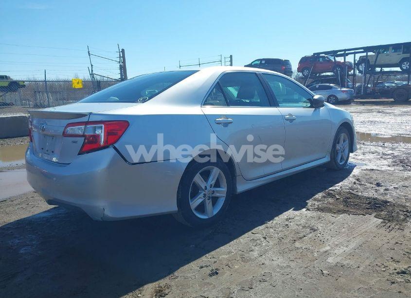 Photo 4 of 2014 Toyota Camry SE (VIN 4T1BF1FK2EU737525)