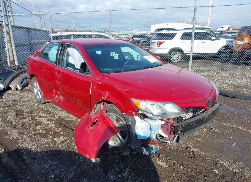 2014 Toyota Camry SE (VIN 4T1BF1FK2EU744202) main photo