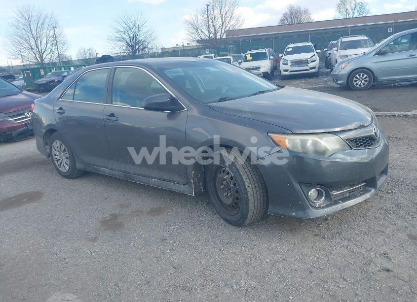 2014 Toyota Camry SE (VIN 4T1BF1FK2EU746838) main photo