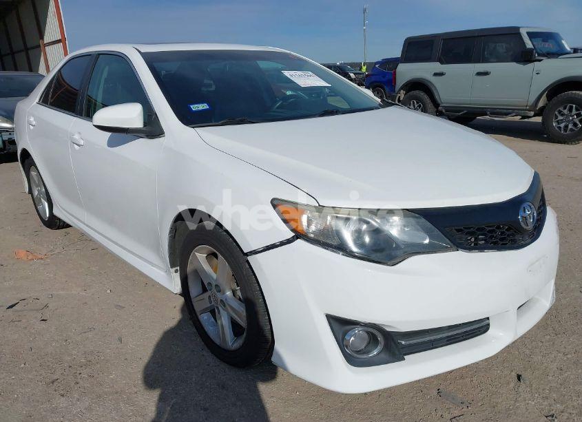 2014 Toyota Camry SE (VIN 4T1BF1FK2EU751599) main photo