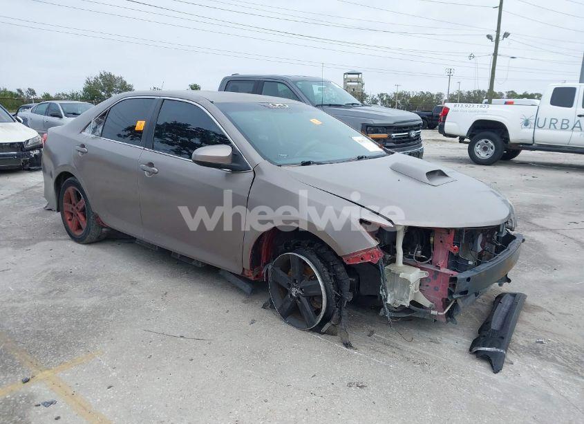 2014 Toyota Camry SE (VIN 4T1BF1FK2EU764952) main photo