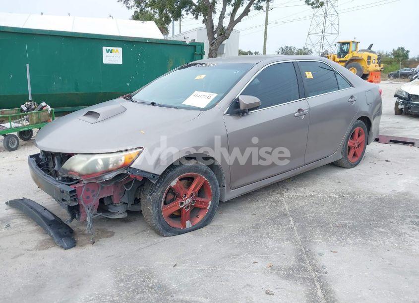 Photo 2 of 2014 Toyota Camry SE (VIN 4T1BF1FK2EU764952)