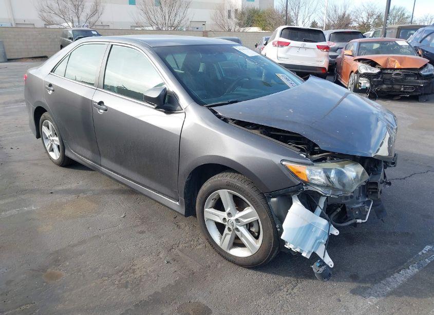 2014 Toyota Camry SE (VIN 4T1BF1FK2EU773991) main photo