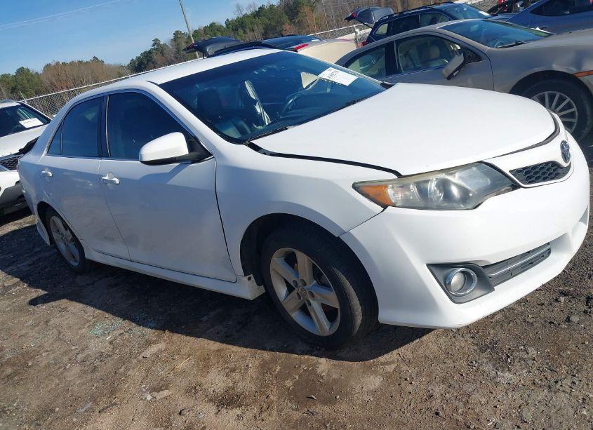 2014 Toyota Camry SE (VIN 4T1BF1FK2EU775885) main photo
