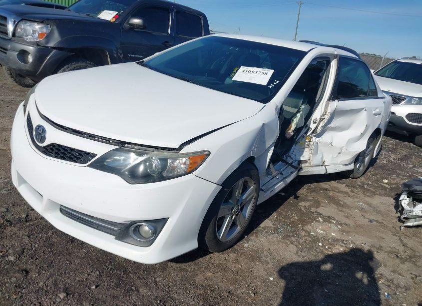 Photo 2 of 2014 Toyota Camry SE (VIN 4T1BF1FK2EU775885)