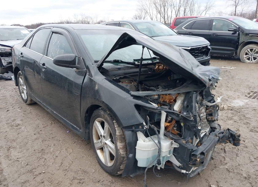 2014 Toyota Camry SE (VIN 4T1BF1FK2EU780696) main photo