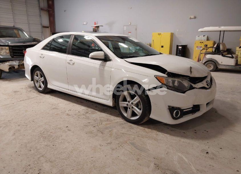 2014 Toyota Camry SE (VIN 4T1BF1FK2EU789270) main photo