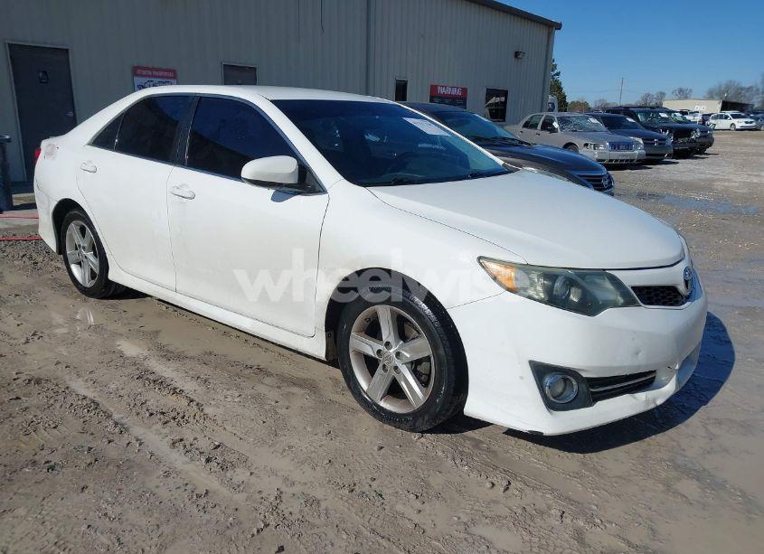 2014 Toyota Camry SE (VIN 4T1BF1FK2EU792136) main photo