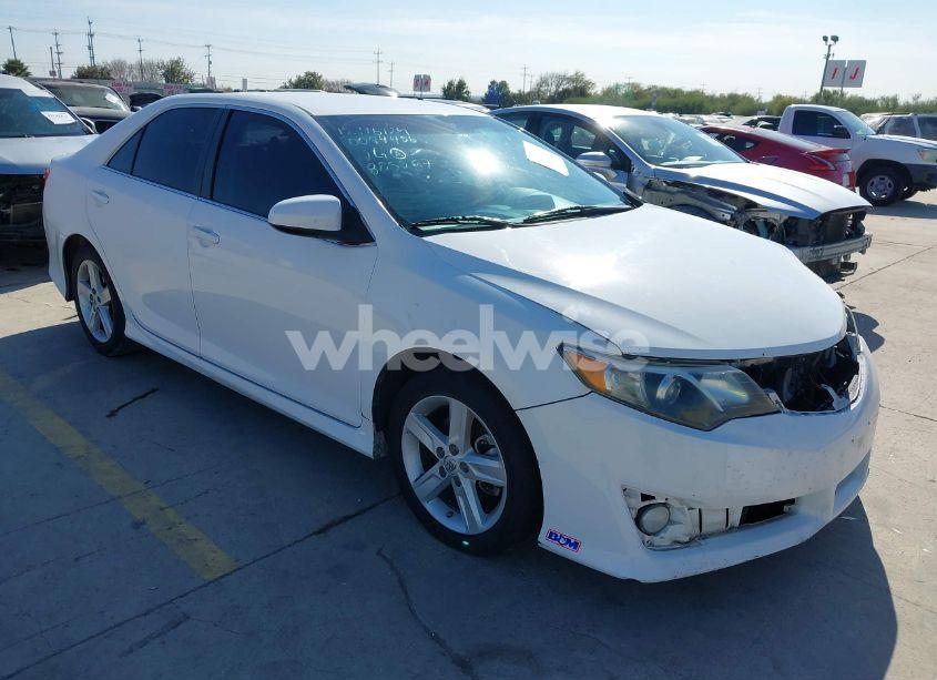 2014 Toyota Camry SE (VIN 4T1BF1FK2EU805287) main photo