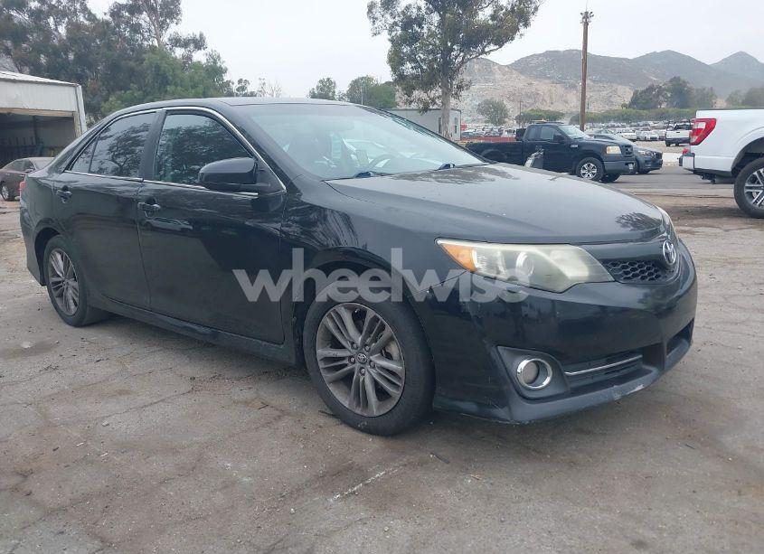2014 Toyota Camry SE SPORT (VIN 4T1BF1FK2EU816743) main photo