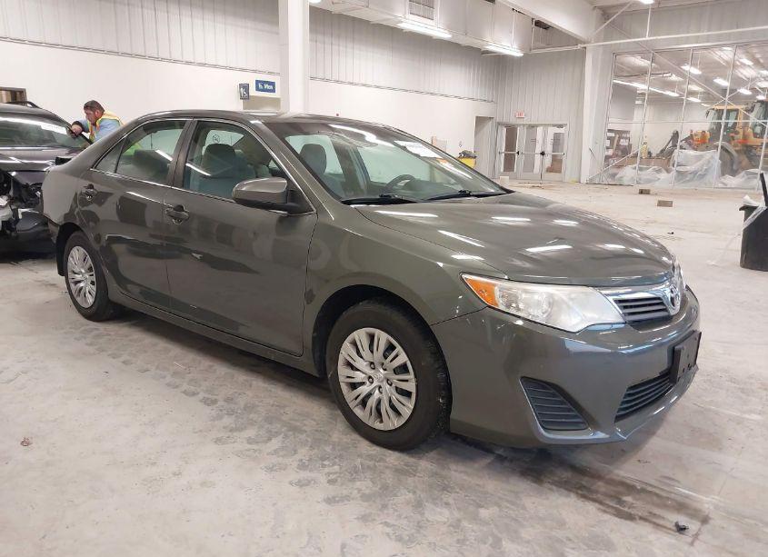 2014 Toyota Camry L (VIN 4T1BF1FK2EU830514) main photo