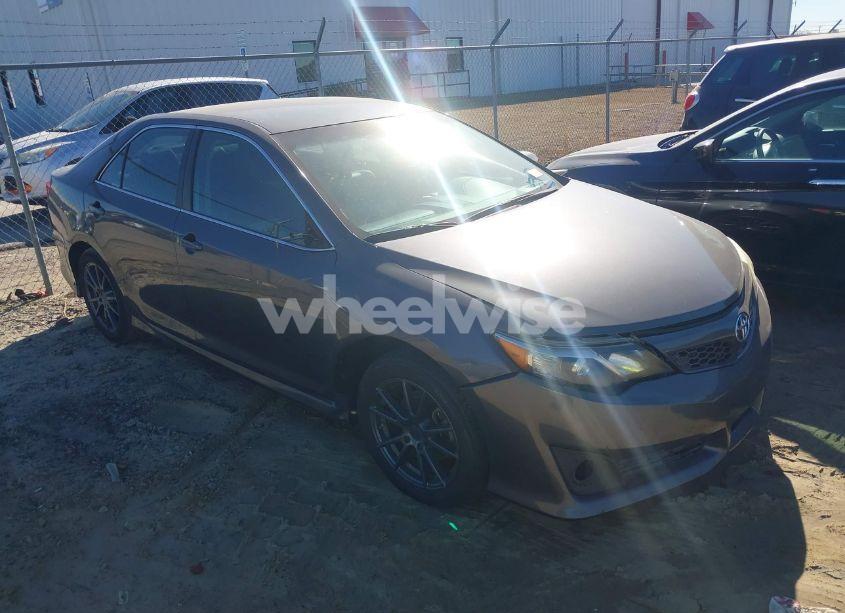 2014 Toyota Camry SE (VIN 4T1BF1FK2EU834952) main photo