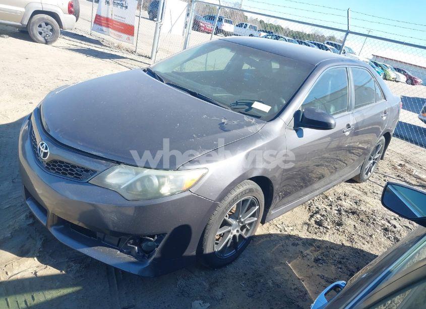 Photo 2 of 2014 Toyota Camry SE (VIN 4T1BF1FK2EU834952)