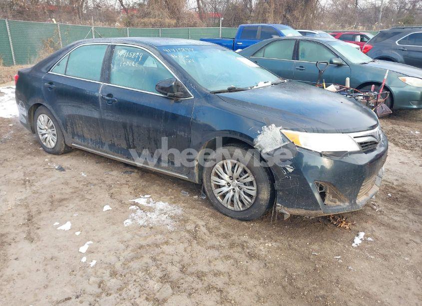 2014 Toyota Camry LE (VIN 4T1BF1FK2EU851282) main photo