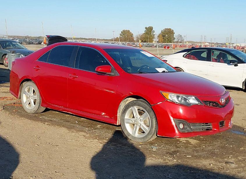 2014 Toyota Camry SE (VIN 4T1BF1FK2EU856174) main photo