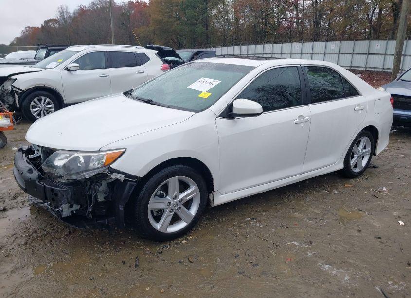 Photo 2 of 2014 Toyota Camry SE (VIN 4T1BF1FK2EU864470)