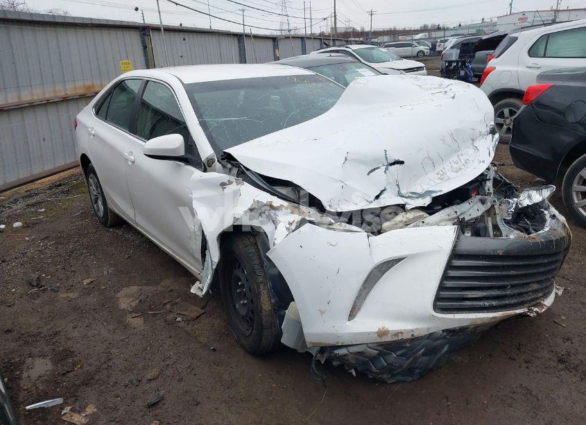 2015 Toyota Camry LE (VIN 4T1BF1FK2FU032063) main photo
