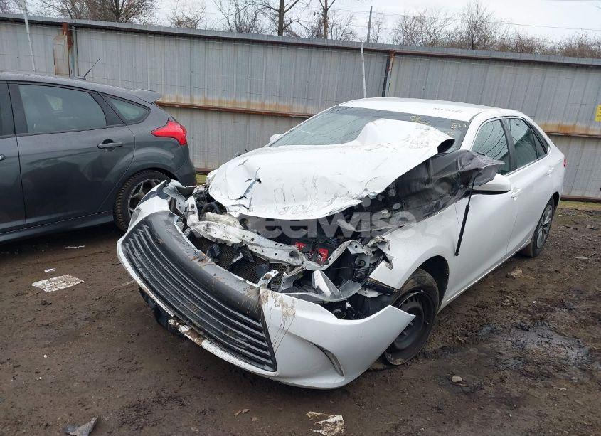 Photo 2 of 2015 Toyota Camry LE (VIN 4T1BF1FK2FU032063)