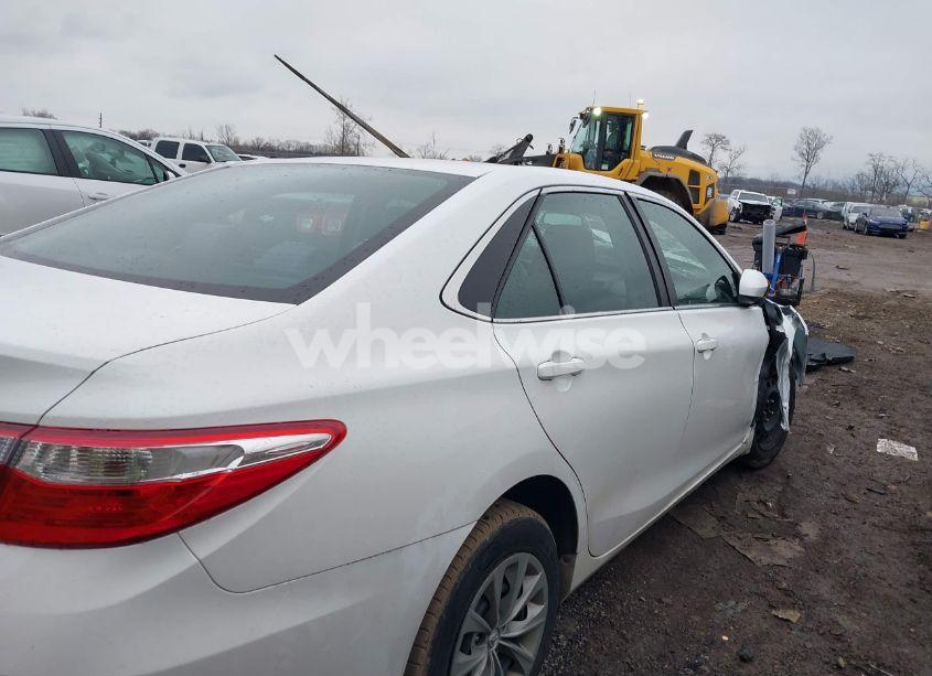 Photo 4 of 2015 Toyota Camry LE (VIN 4T1BF1FK2FU032063)