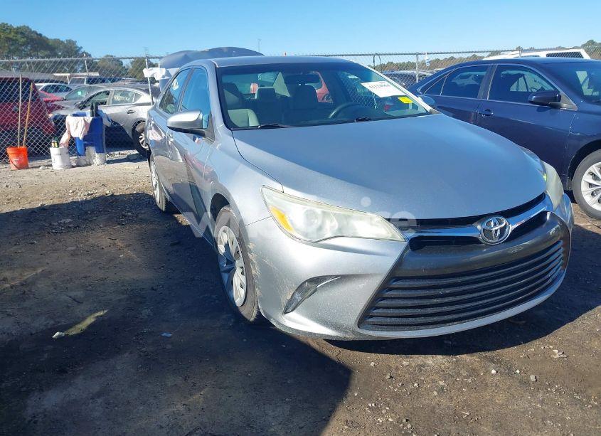 2015 Toyota Camry LE (VIN 4T1BF1FK2FU034542) main photo