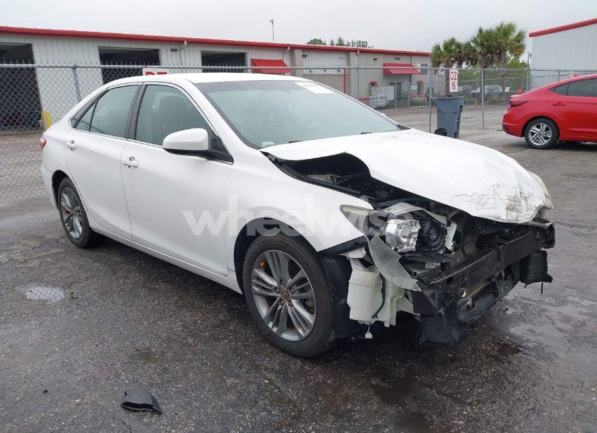 2015 Toyota Camry SE (VIN 4T1BF1FK2FU067055) main photo