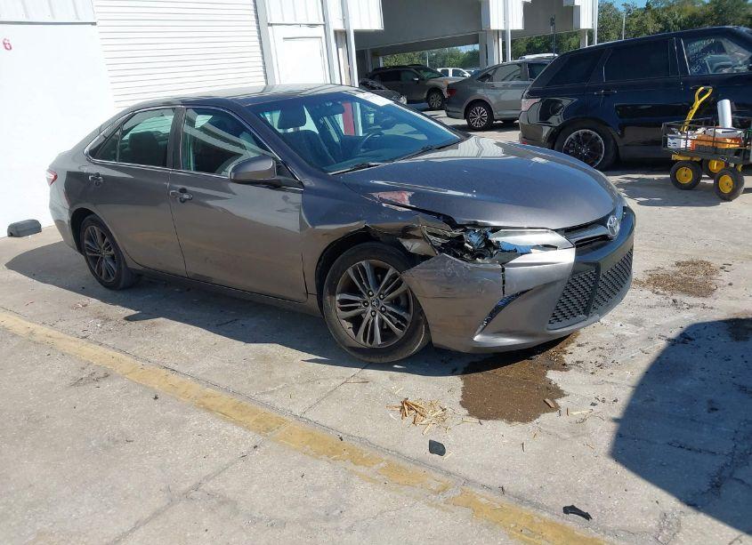2015 Toyota Camry SE (VIN 4T1BF1FK2FU114777) main photo