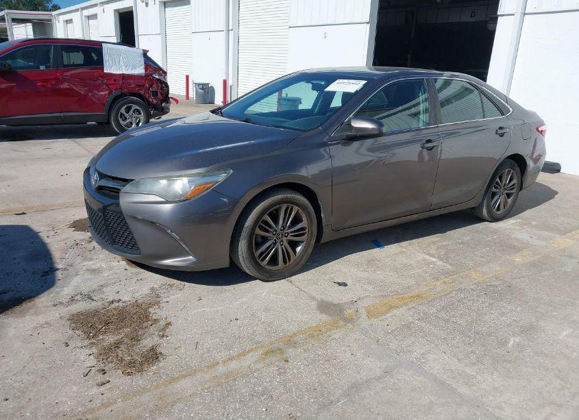 Photo 2 of 2015 Toyota Camry SE (VIN 4T1BF1FK2FU114777)