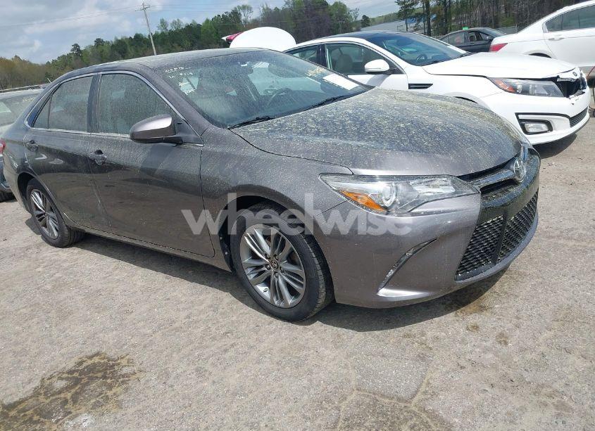 2015 Toyota Camry SE (VIN 4T1BF1FK2FU483302) main photo