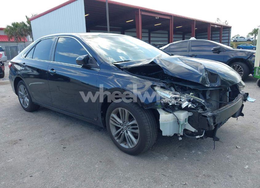 2015 Toyota Camry SE (VIN 4T1BF1FK2FU492694) main photo