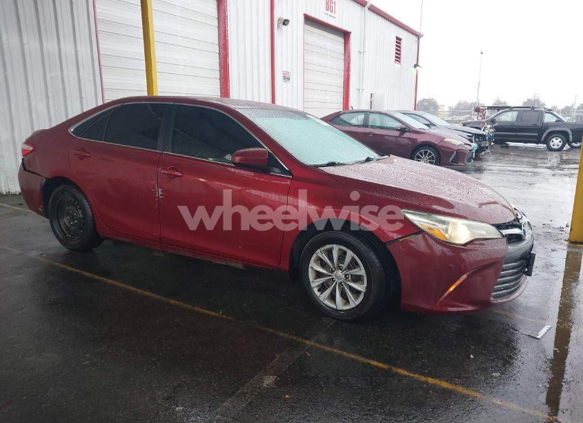2015 Toyota Camry LE (VIN 4T1BF1FK2FU883067) main photo